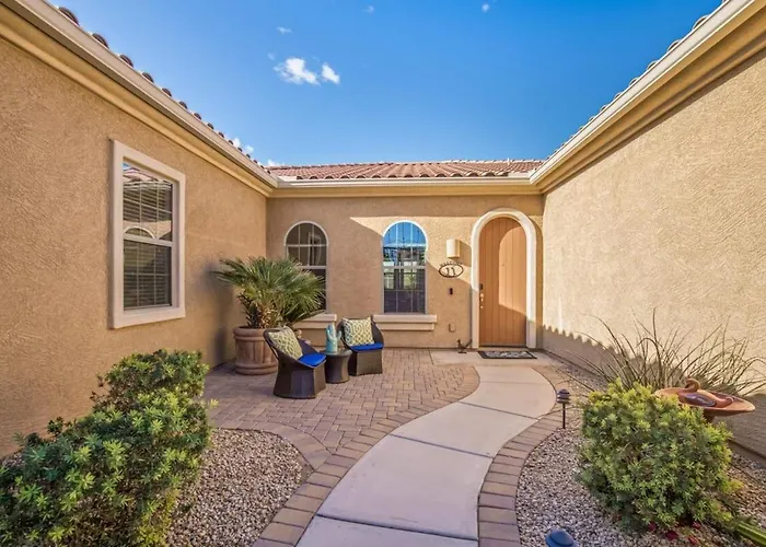 Luxurious With Pool And Goodyear