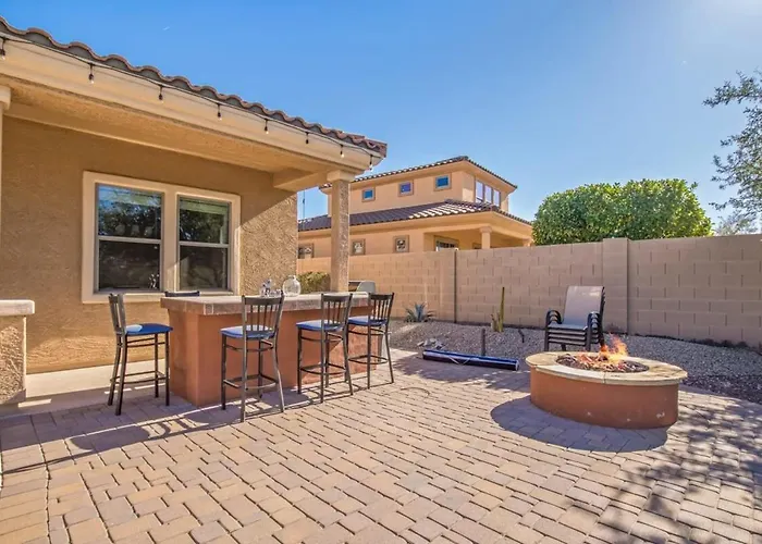 Luxurious With Pool And Goodyear